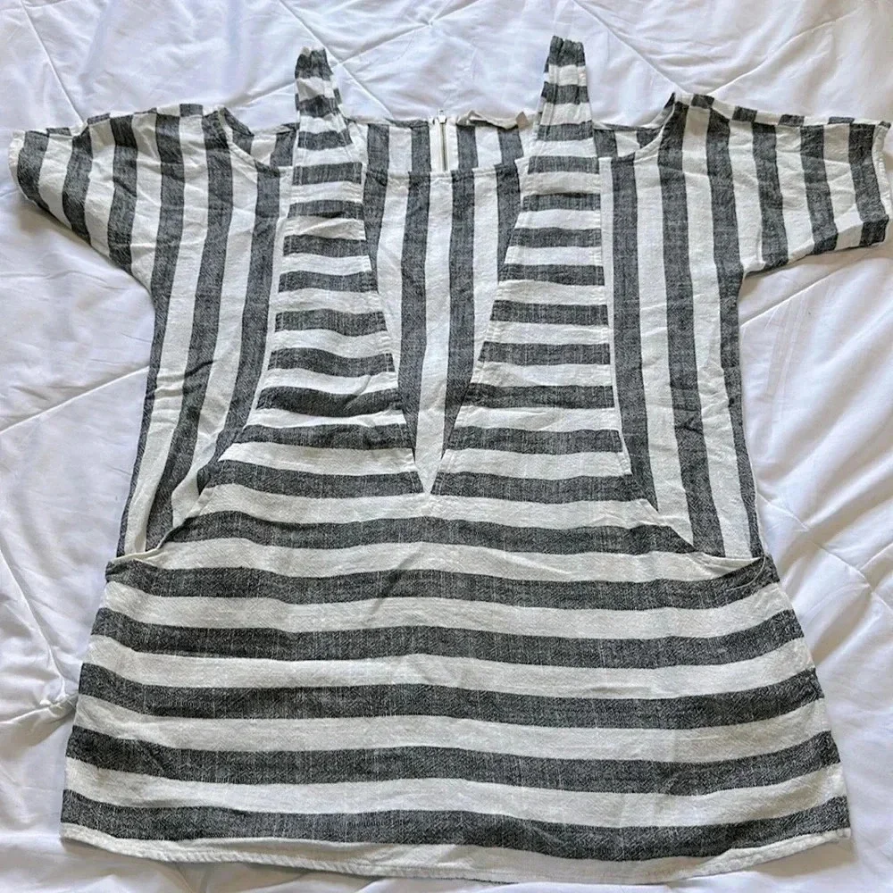 Soft Surroundings Gray and White Linen Blend Cold Shoulder Blouse size M pockets